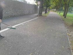 sprzątanie ścieżki pieszo rowerowej przy murach